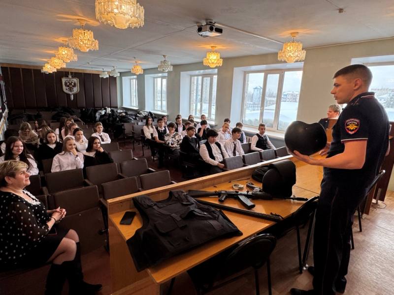 Накануне, сотрудники полиции МО МВД России «Стрежевской» совместно с членами общественного совета провели познавательную экскурсию в отделе полиции для учащихся 5 класса МОУ «СОШ № 6» Накануне, сотрудники полиции МО МВД России «Стрежевской» совместно с членами общественного совета провели познавательную экскурсию в отделе полиции для учащихся 5 класса МОУ «СОШ № 6»