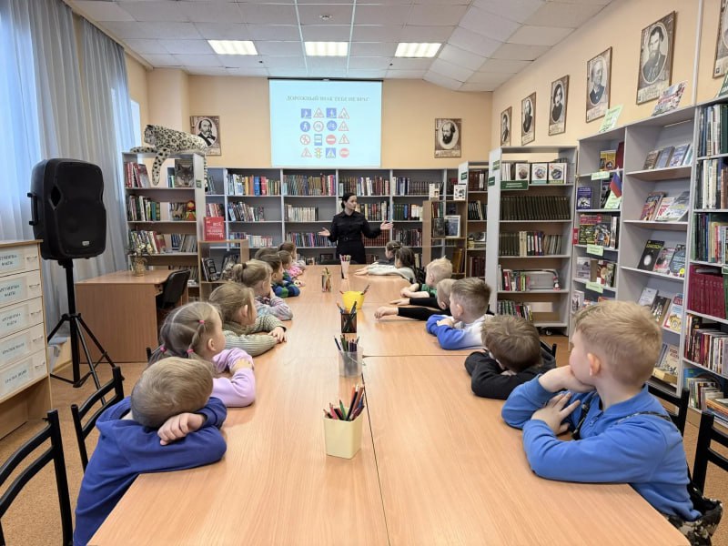 Пешеходную экскурсию в библиотеку организовали Госавтоинспекторы для воспитанников детского сада Пешеходную экскурсию в библиотеку организовали Госавтоинспекторы для воспитанников детского сада