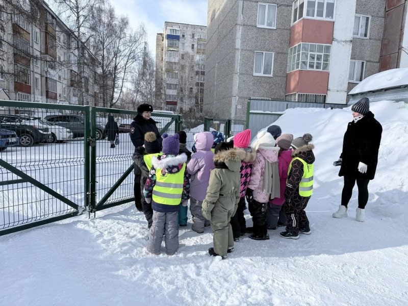 Пешеходную экскурсию в библиотеку организовали Госавтоинспекторы для воспитанников детского сада