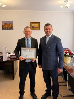 Дмитрий Махиня: Поздравил директора Томского научного центра СО РАН Алексея Маркова с юбилеем и вручил ему Почетную грамоту за многолетний труд и серьезный вклад в развитие науки