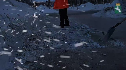 Продолжается уборка остановок, пешеходных переходов и лестничных спусков города