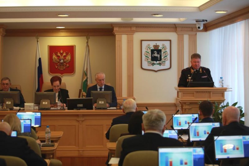 Начальник УМВД России по Томской области генерал-майор полиции Александр Никульников отчитался перед депутатами в Законодательной Думе области по итогам деятельности полиции за 2025 год Начальник УМВД России по Томской области генерал-майор полиции Александр Никульников отчитался перед депутатами в Законодательной Думе области по итогам деятельности полиции за 2025 год