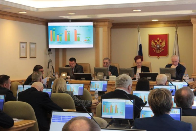 Начальник УМВД России по Томской области генерал-майор полиции Александр Никульников отчитался перед депутатами в Законодательной Думе области по итогам деятельности полиции за 2025 год Начальник УМВД России по Томской области генерал-майор полиции Александр Никульников отчитался перед депутатами в Законодательной Думе области по итогам деятельности полиции за 2025 год