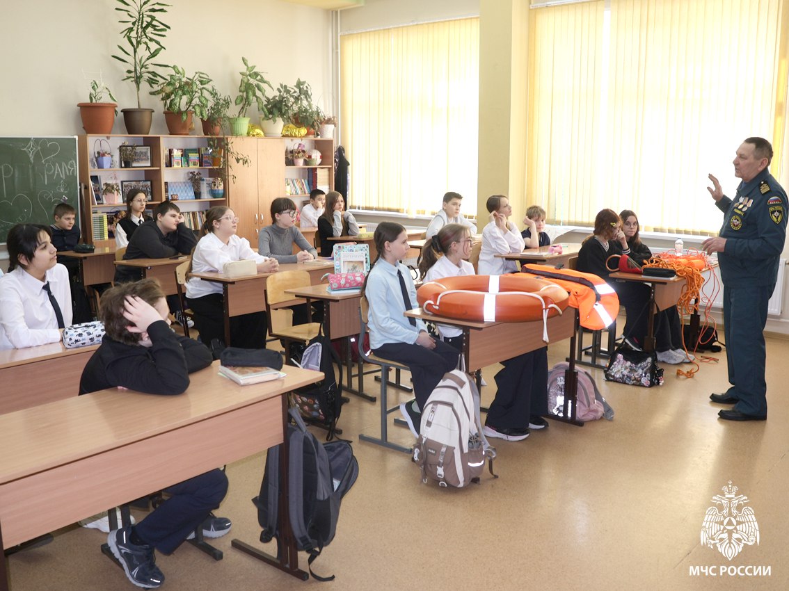 "Безопасный лёд": томские спасатели учат детей быть осторожными на зимних водоёмах!