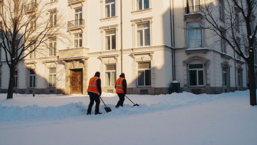 Зимние хлопоты: кто отвечает за уборку снега и сосулек