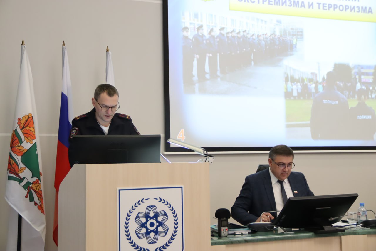 Начальник УМВД России по ЗАТО г. Северск подполковник полиции Станислав Путинцев отчитался перед депутатами на очередной 7-сессии Думы ЗАТО Северск по итогам деятельности полиции за 2025 год Начальник УМВД России по ЗАТО г. Северск подполковник полиции Станислав Путинцев отчитался перед депутатами на очередной 7-сессии Думы ЗАТО Северск по итогам деятельности полиции за 2025 год