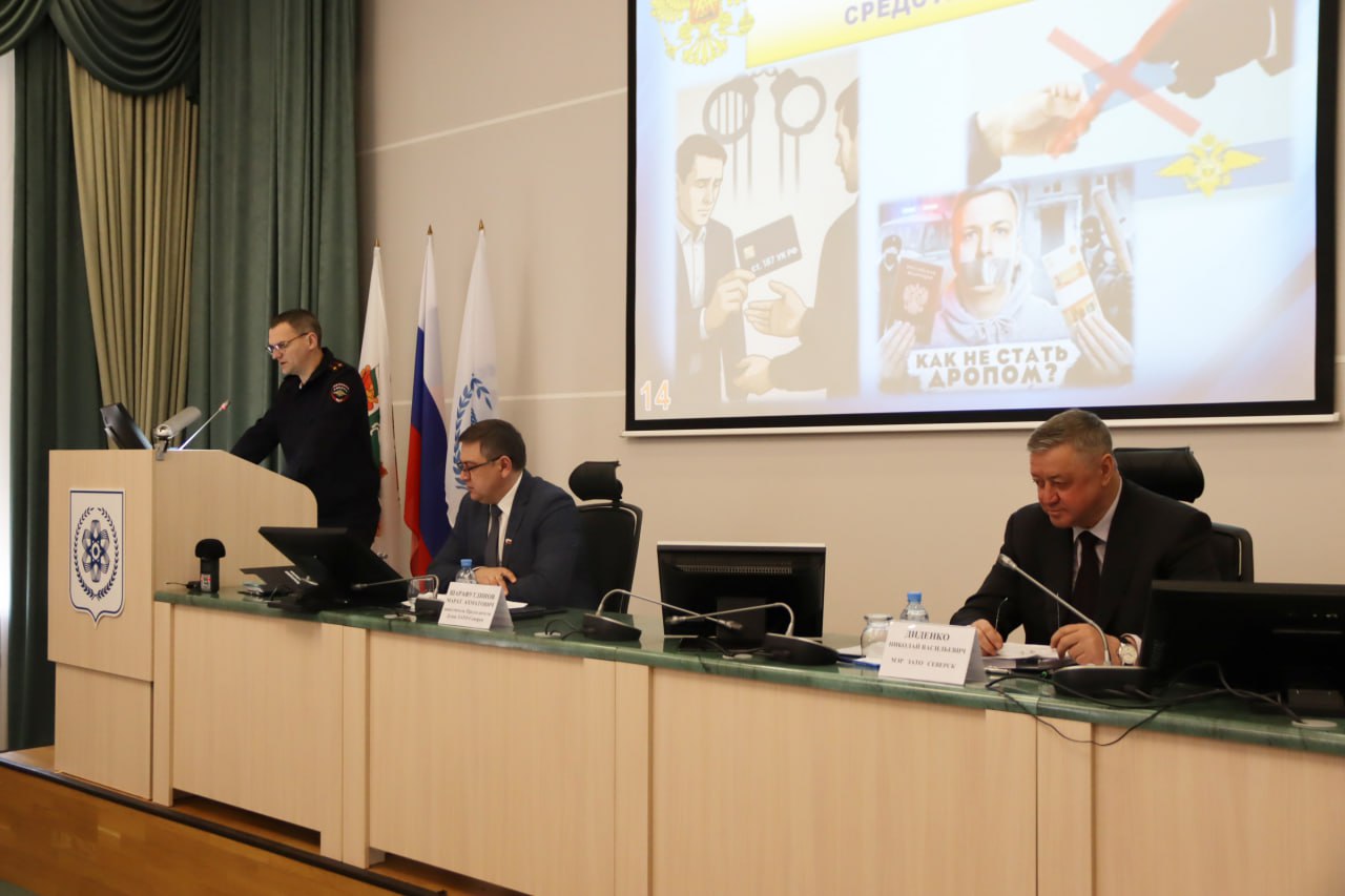 Начальник УМВД России по ЗАТО г. Северск подполковник полиции Станислав Путинцев отчитался перед депутатами на очередной 7-сессии Думы ЗАТО Северск по итогам деятельности полиции за 2025 год