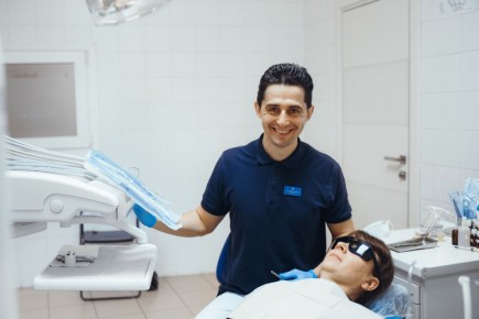 Чистка зубов: важный этап перед протезированием