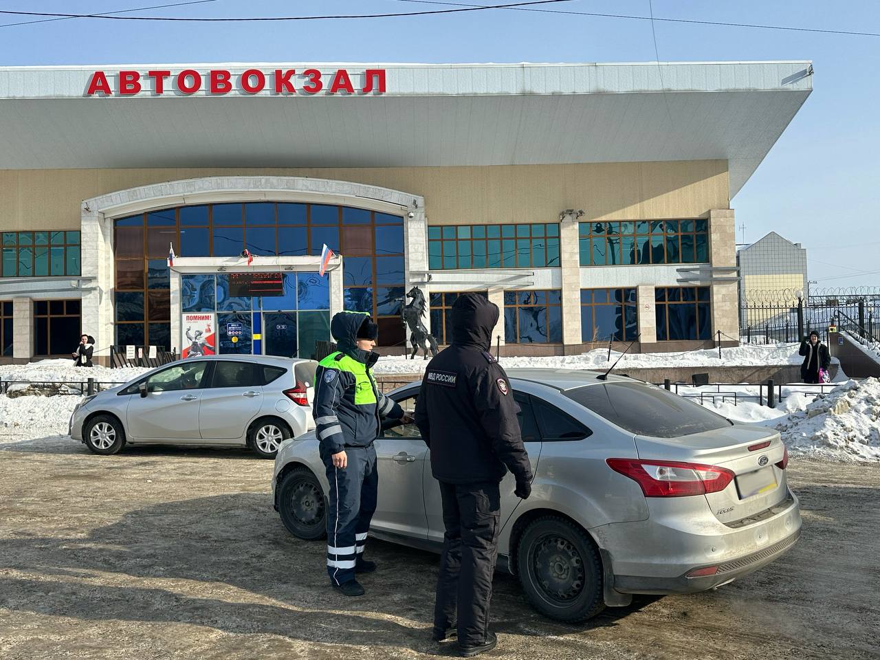 В Томске транспортные полицейские выявили четырех нелегальных перевозчиков на привокзальной площади