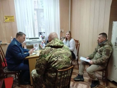 Прокурор Верхнекетского района Томской области Глеб Желнирович провел выездной личный прием участников специальной военной операции и членов их семей