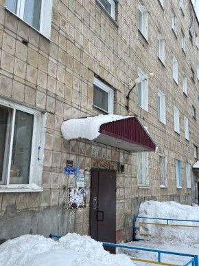 По материалам проверки прокуратуры Октябрьского района г. Томска возбуждено уголовное дело в связи с травмированием школьницы из-за схода снега с крыши многоквартирного дома