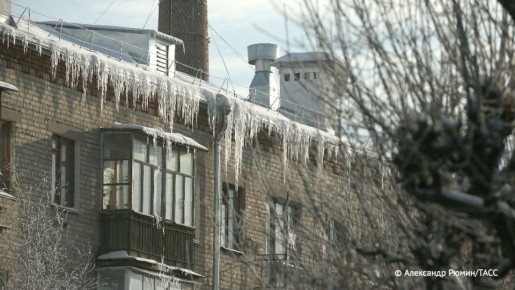 Наледь с крыши дома упала на 16-летнюю девушку в Томске, возбуждено уголовное дело