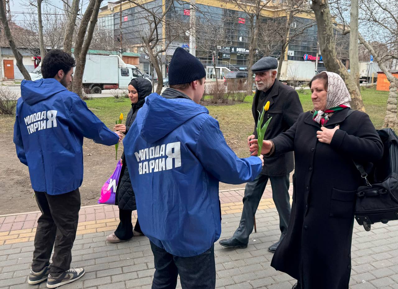 В Международный женский день активисты и сторонники Единой России организовали поздравления по всей стране В Международный женский день активисты и сторонники Единой России организовали поздравления по всей стране