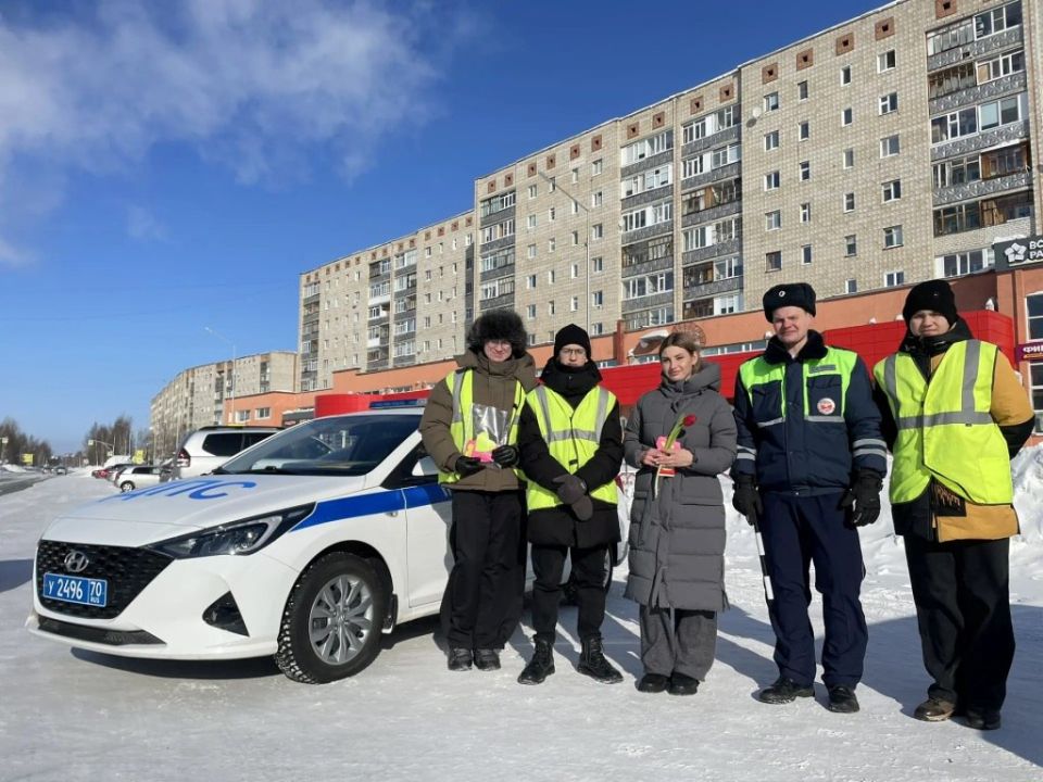 Стрежевская Госавтоинспекция совместно с городским штабом «Академия безопасности» Центра дополнительного образования детей провели праздничную профилактическую акцию «Автоледи с ПДД»