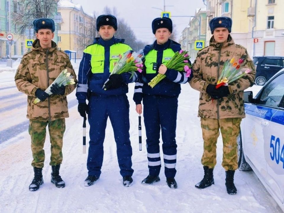 В преддверии Международного женского дня сотрудники Госавтоинспекции совместно с сотрудниками Росгвардии провели праздничную акцию «Цветы для автоледи»