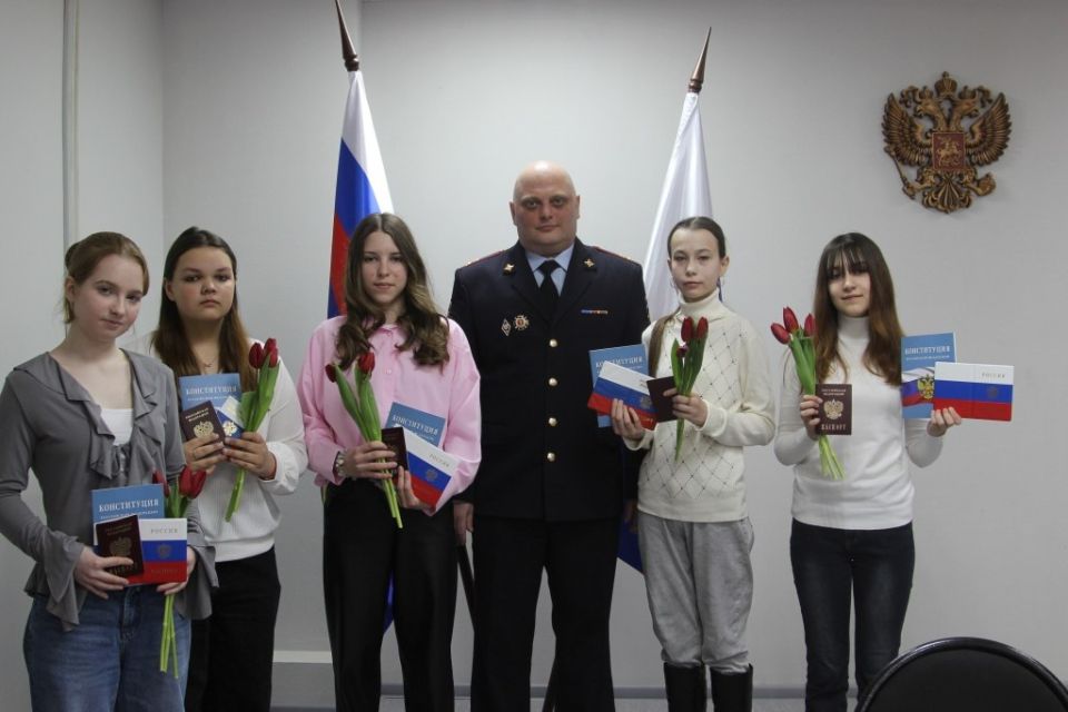 В преддверии Международного женского дня в УВМ УМВД России по Томской области состоялось вручение паспортов юным россиянкам, достигшим 14-летнего возраста
