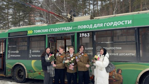 Студенческие отряды Томска вместе с депутатом Михаилом Киселёвым поздравили женщин с 8 Марта на улицах города