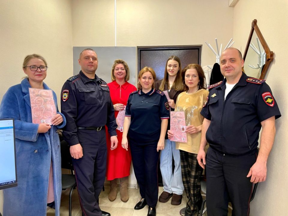 Госавтоинспекция поздравила автоледи города Томска с Международным женским днём!