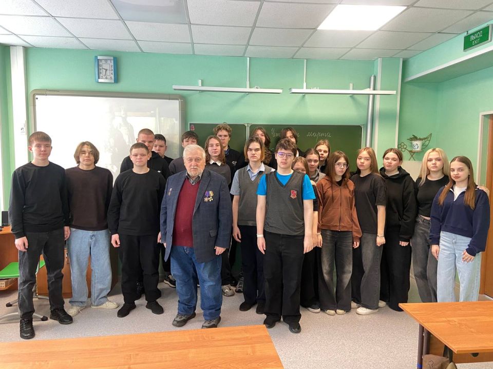 Председатель Общественного совета при региональном УМВД России Сороков Сергей Петрович, посетил МАОУ СОШ №25 города Томска, где в рамках акции «Разговоры о важном» встретился с учащимися 9Б класса на Уроке Мужества