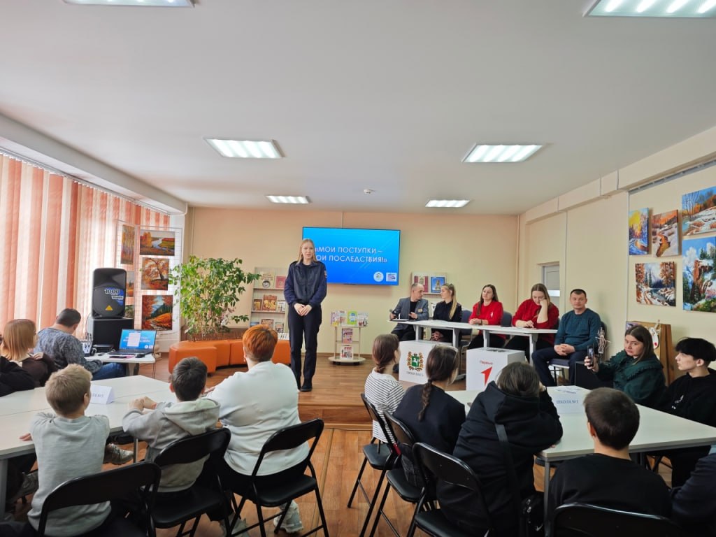 Полицейские Асиновского района совместно со специалистами Движения Первых и Администрации Асиновского района приняли участие в профилактической встрече в Секторе работы с молодежью БЭЦ г. Асино