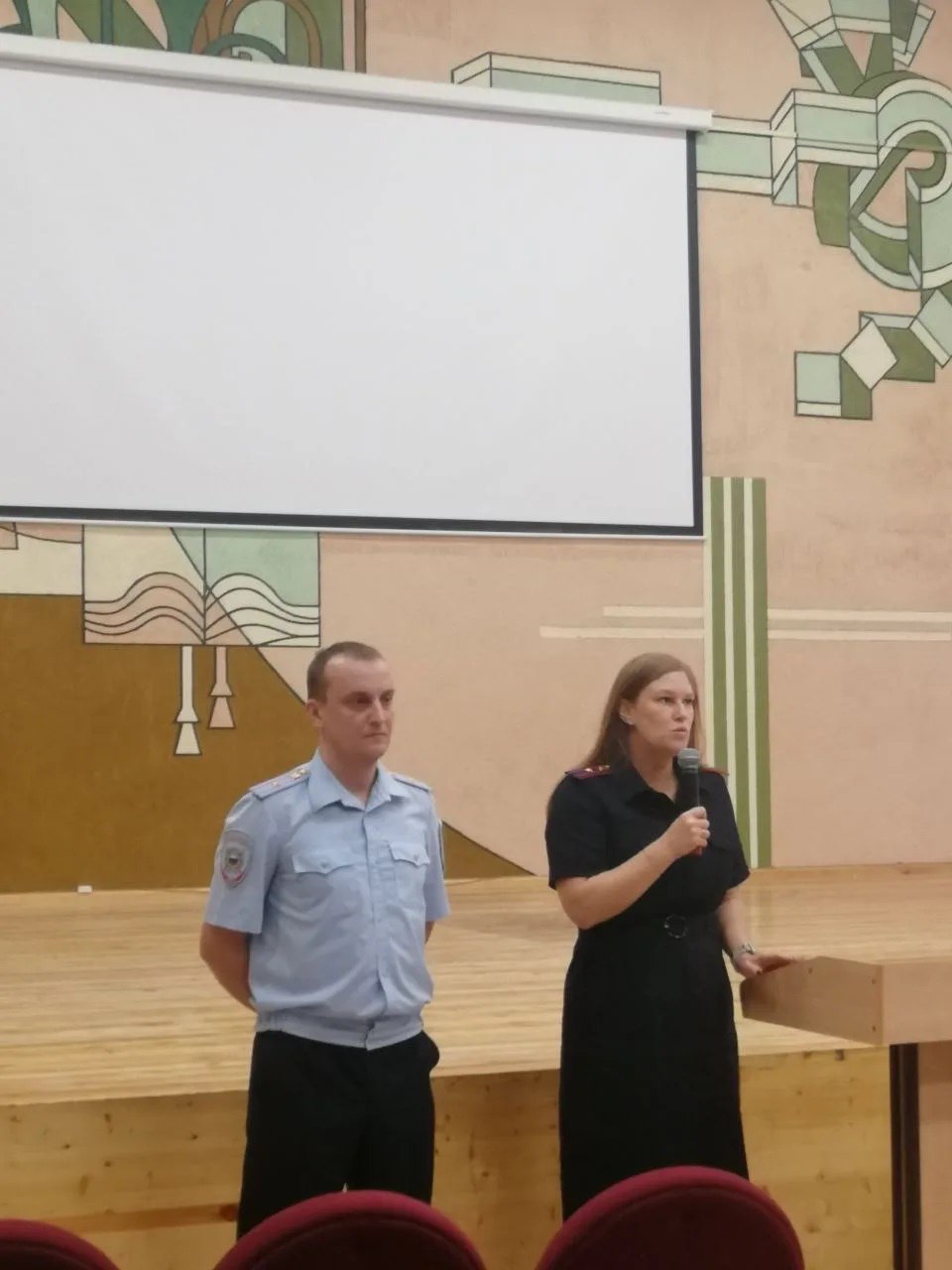 Старший инспектор отдела иммиграционного контроля Управления по вопросам миграции УМВД России по Томской области Дмитрий Фролов и заместитель начальника отдела профессиональной подготовки регионального УМВД Вероника... Старший инспектор отдела иммиграционного контроля Управления по вопросам миграции УМВД России по Томской области Дмитрий Фролов и заместитель начальника отдела профессиональной подготовки регионального УМВД Вероника...