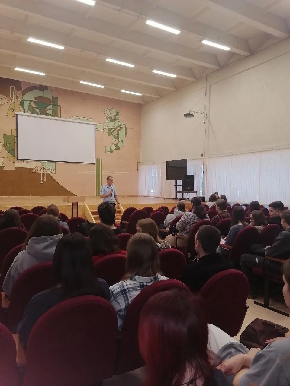 Старший инспектор отдела иммиграционного контроля Управления по вопросам миграции УМВД России по Томской области Дмитрий Фролов и заместитель начальника отдела профессиональной подготовки регионального УМВД Вероника...