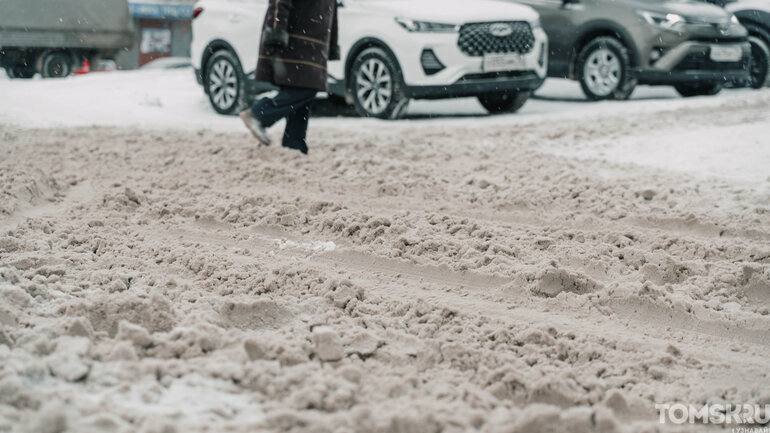 Томск продолжает засыпать снегом
