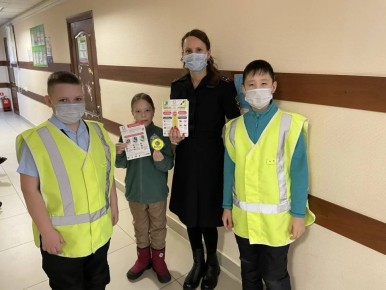 В городе Стрежевом сотрудники Госавтоинспекции совместно с юными инспекторами движения Городского штаба «Академия безопасности» посетили детскую городскую поликлинику
