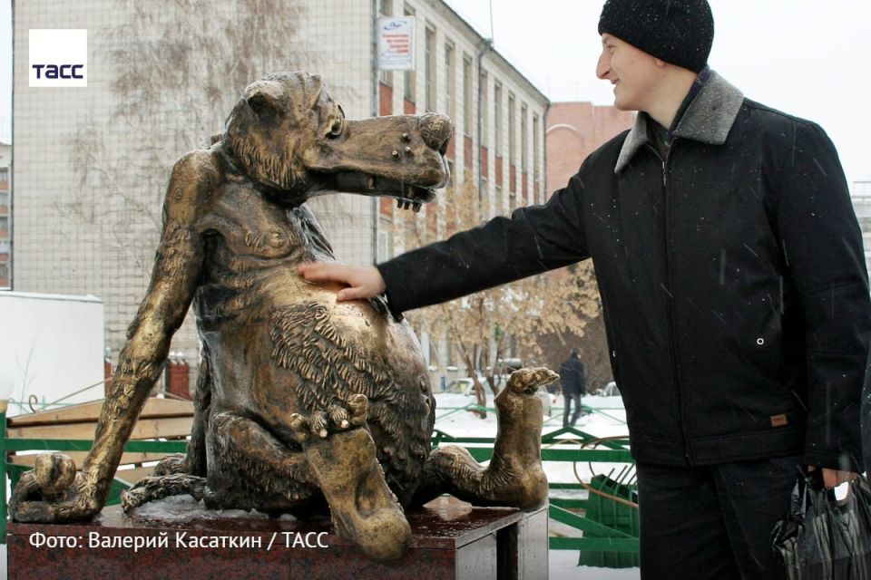 #архив_ТАСС_Сибирь. Памятник волку из мультфильма «Жил-был пес»