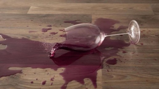Томичам рассказали, как быстро убрать пятно от красного вина с одежды