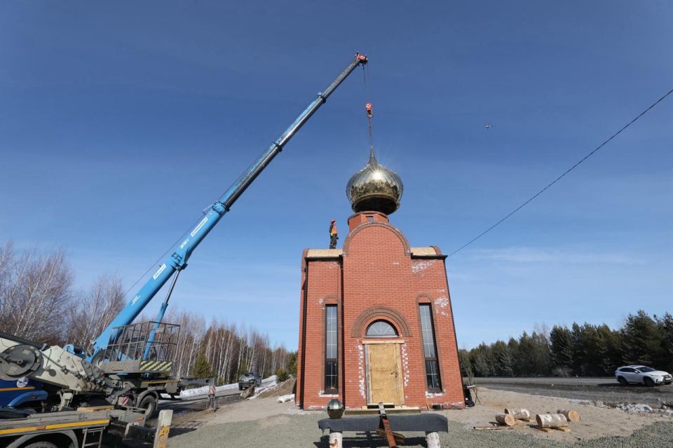 Губернатор Мазур принял участие в установке купола на храм Преподобного Ильи Муромца