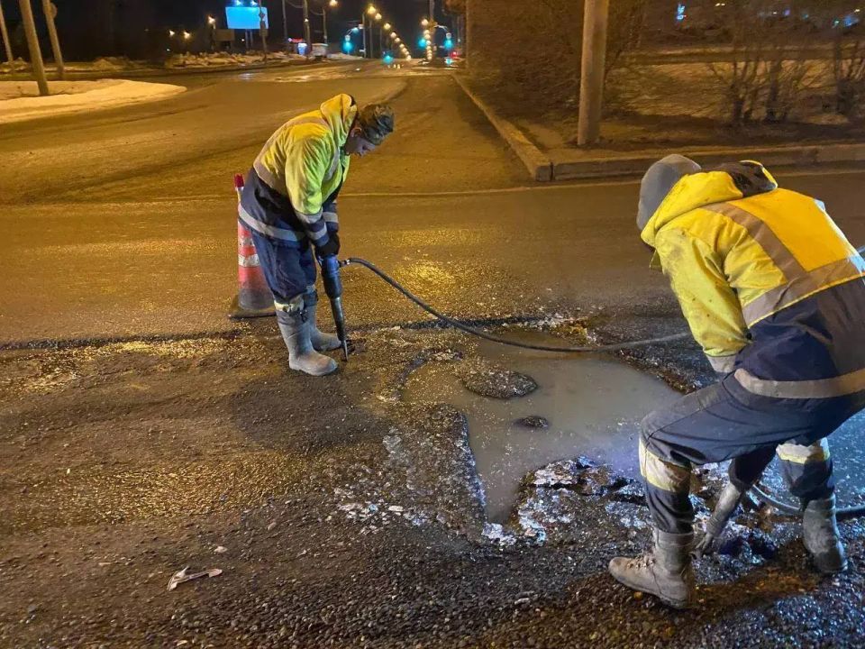Дмитрий Махиня: Пока погода не позволяет приступить к полномасштабному ремонту, используем холодные смеси для ликвидации аварийных участков на дорогах