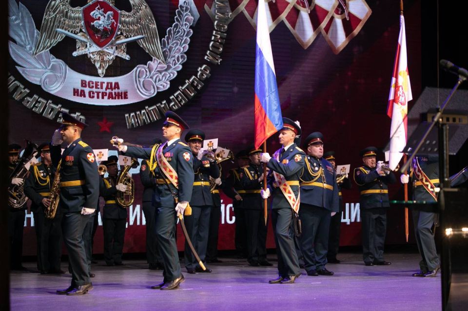 ������� ������: ������� ��������� �����������, �������������� � ��������� � 10-������ ���������� � 215-����� ����� ������������