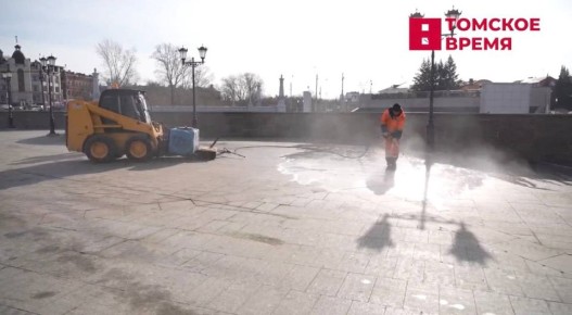Тротуары начали промывать с шампунем в Томске