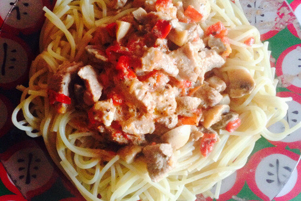 Тушёная свинина с овощами в сливочном соусе: простой и вкусный рецепт