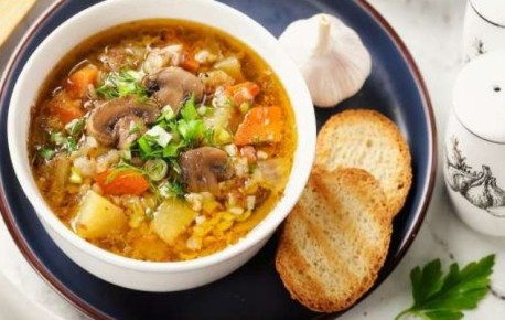 Насытительный постный суп с грибами и гречкой
