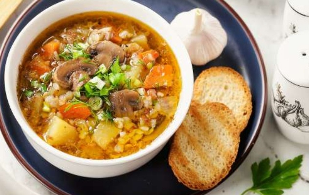 Насытительный постный суп с грибами и гречкой