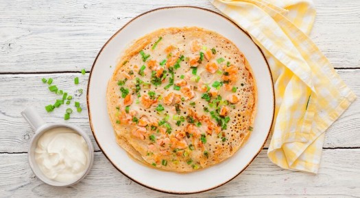 Блины с лососем и зеленым луком