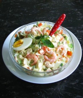 Салат Оливье с креветками и свежим огурцом: новый взгляд на классический рецепт