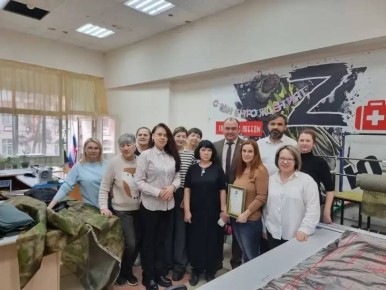 Владимир Радул вручил благодарность волонтерам сообщества «Одеяло70. Прикрою»