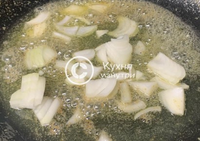 Как ускорить карамелизацию лука с помощью одного маленького секрета