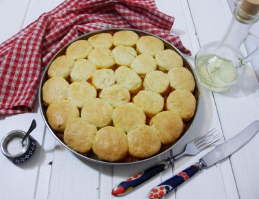 Насладитесь британским коблером: ароматное мясное рагу под воздушными лепешками