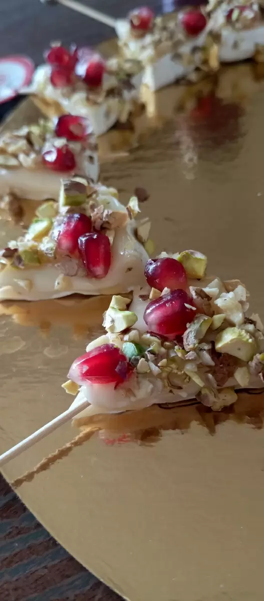 Новогодние закуски, которые украсят стол: от камамбера с мёдом до голени с черносливом