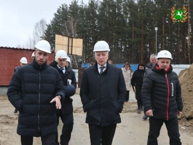 Губернатор Владимир Мазур проверил, как идет строительство поликлиники в томском микрорайоне Зеленые Горки