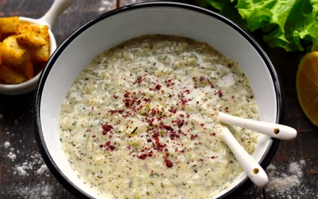 Окунитесь в мир турецкой кухни с нежным супом "Яйла"