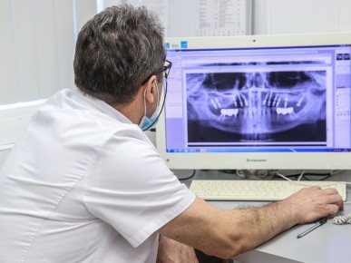 Какие привычки за обедом вредят вашей улыбке: советы экспертов