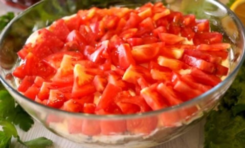 Салат, который покорит каждую трапезу: попробуйте удивительное сочетание вкусов