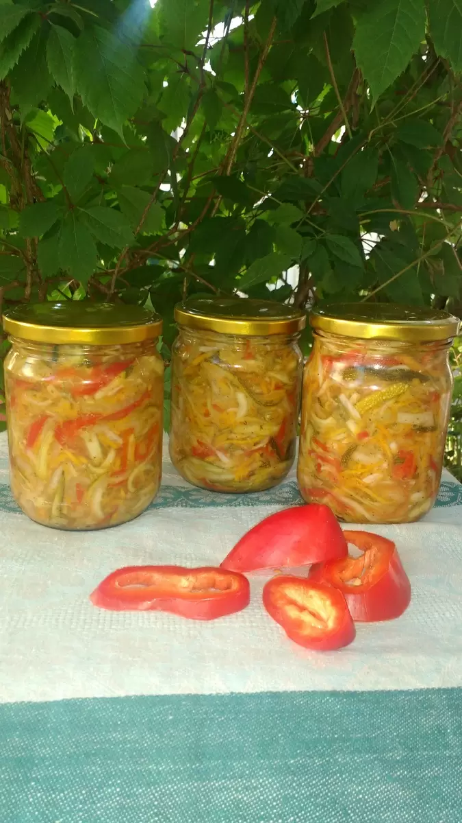 Салат «Яркое лето»: хрустящая свежесть на зимние дни без варки