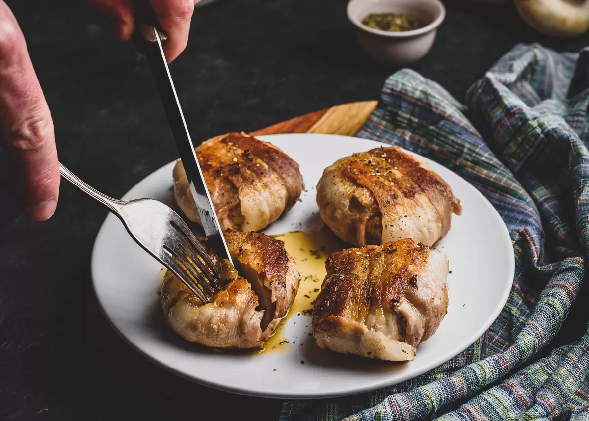 Праздничные закуски: простые и вкусные фаршированные шампиньоны