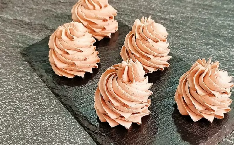 Легкий и быстрый шоколадный крем-мороженое: идеальный десерт за три ингредиента